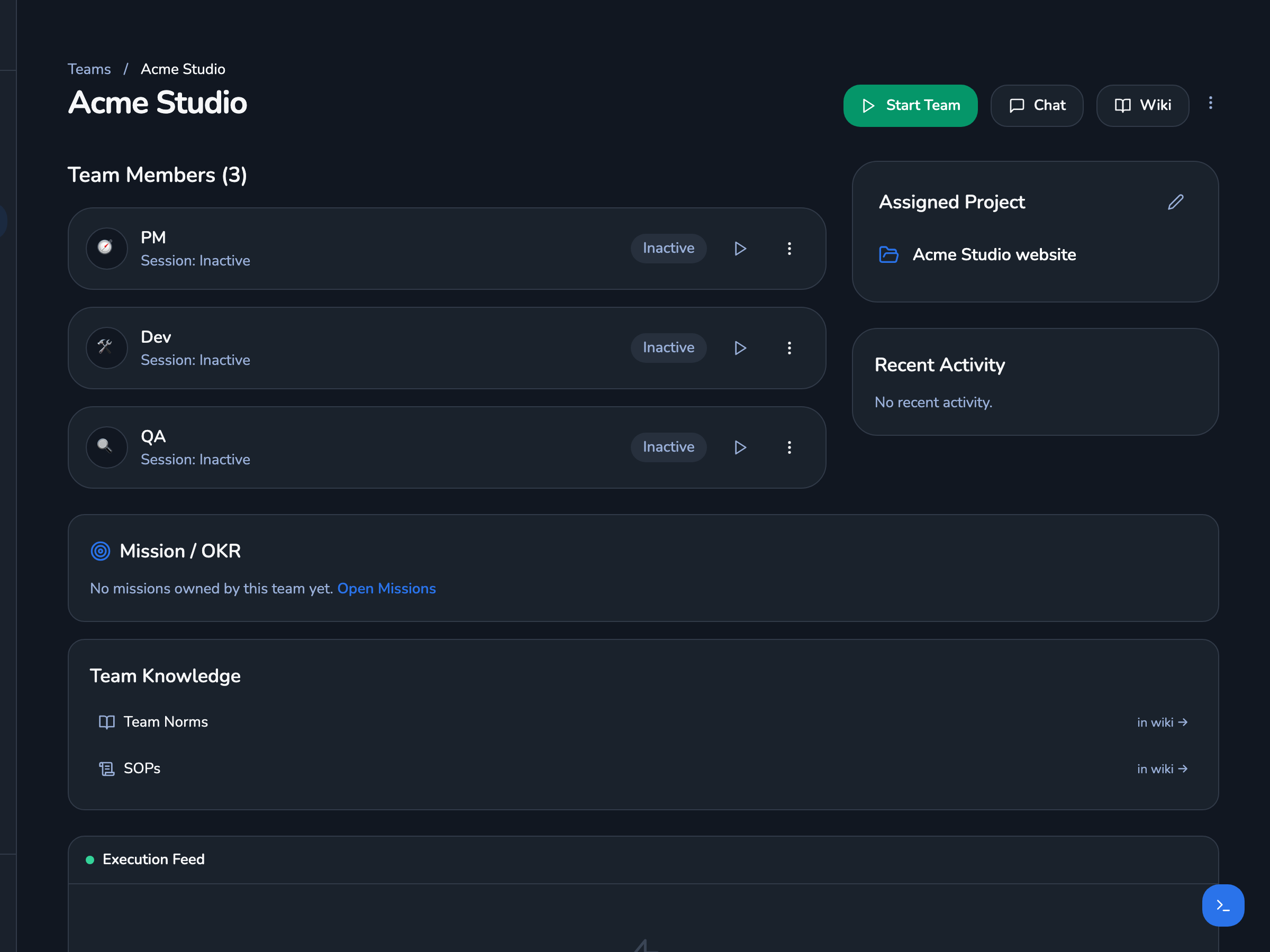 Crewly dashboard 里一个团队页面的截图：团队「Acme Studio」有三个 agent（PM、Dev、QA），还有分配的项目，以及团队规范和 SOP 的链接。