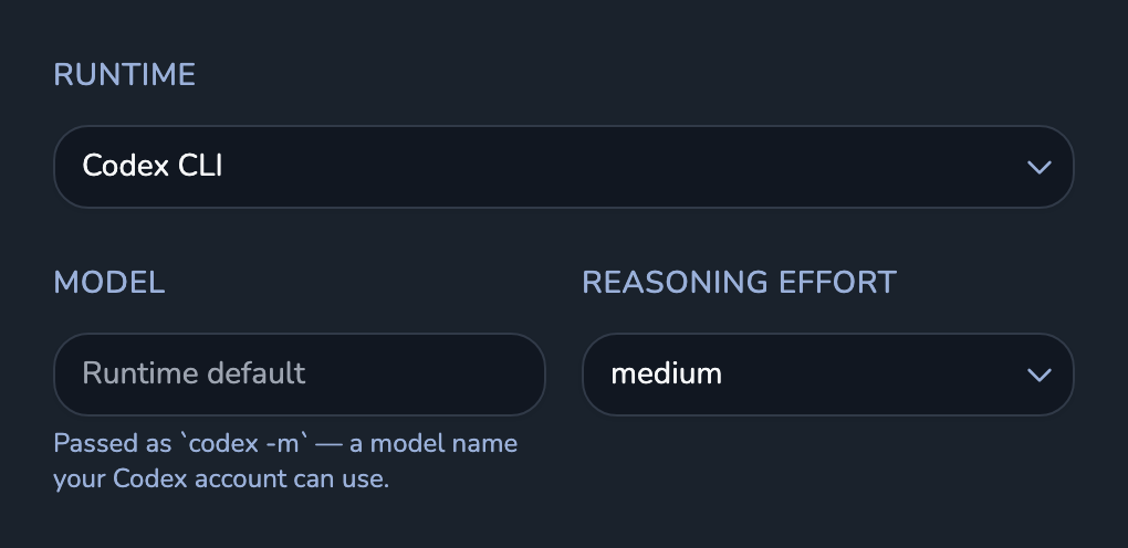 Crewly dashboard 里一个 agent 设置的截图：Runtime 设为 Codex CLI，模型一栏保留运行时默认值，有它自己的推理强度。